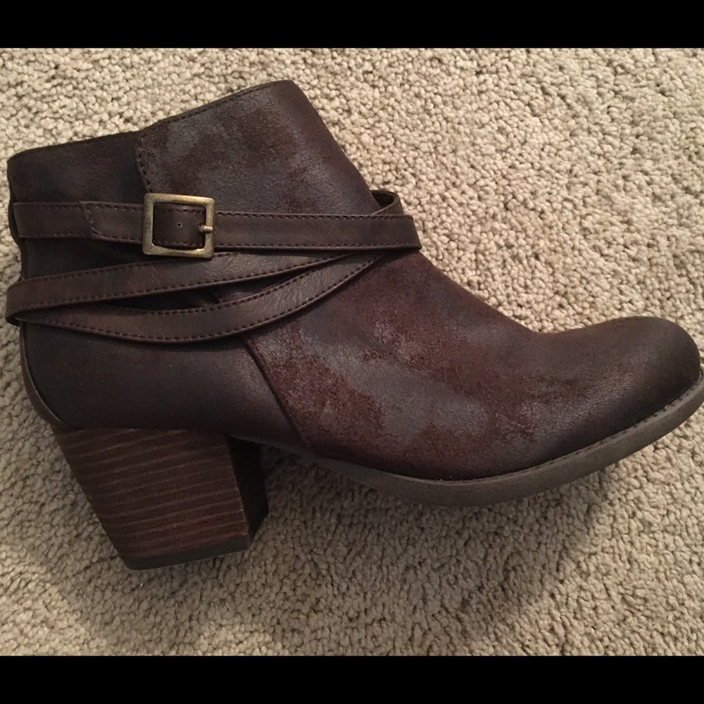 BROWN BOOTS - NEW